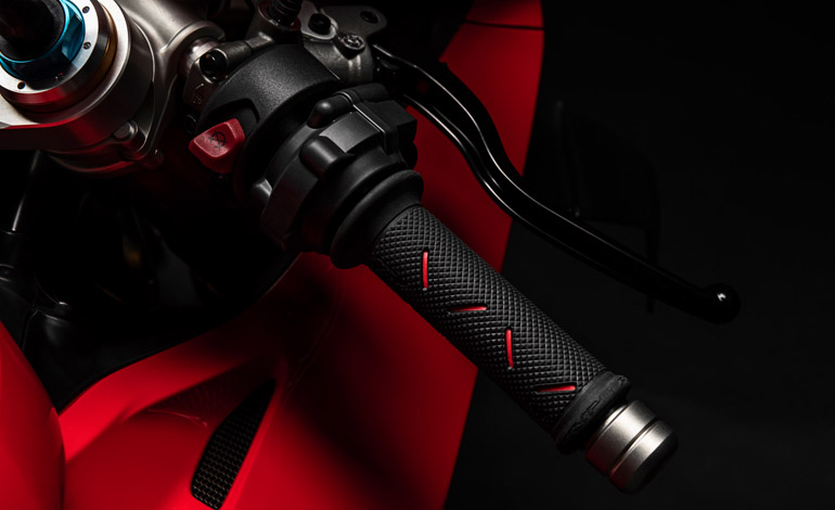 Panigale V4 S: Modos de pilotagem, configurações de freio e de suspensão em comandos ao alcance das mãos. Comandos ao alcance das mãos