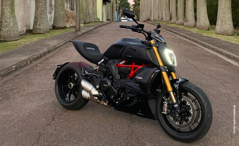 Piloto testa Diavel 1260S