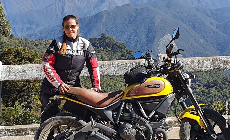 Denise e sua Scrambler - Outubro Rosa: mulheres que pilotam Ducati são de fibra e se cuidam