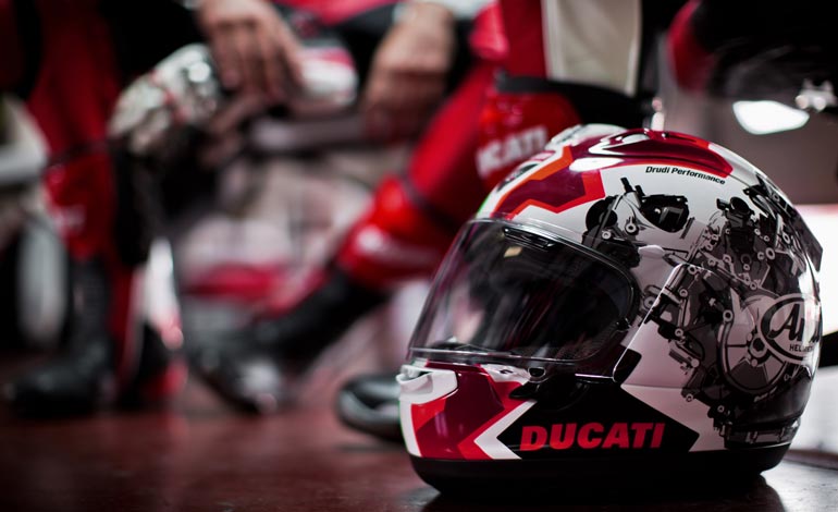 Capacete de moto: como escolher o modelo ideal para pilotar sua Ducati