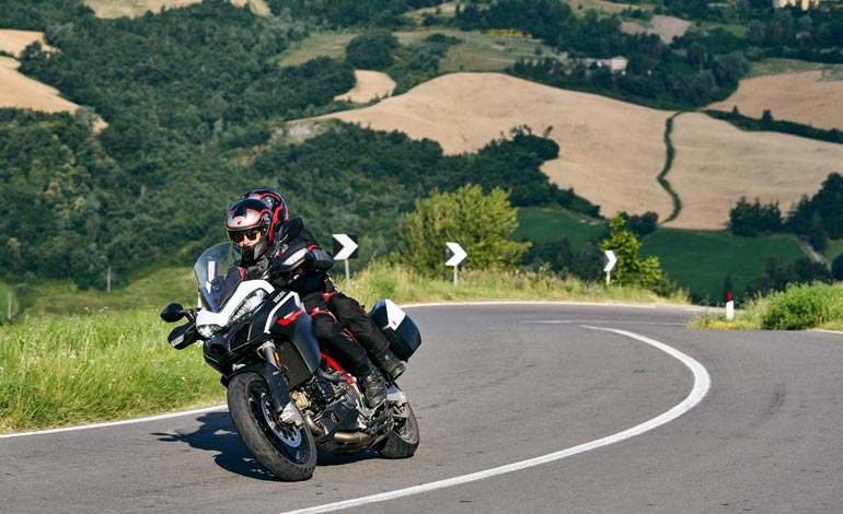 Descubra três destinos para um bate e volta de moto