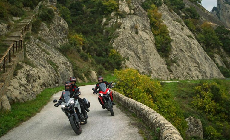 Viajar de moto: atenção às infrações comuns ao pegar a estrada com sua Ducati