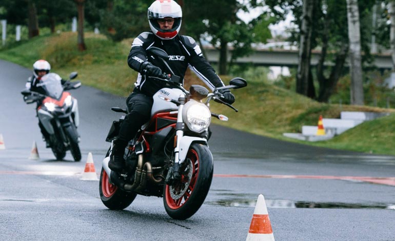 8 dicas técnicas para pilotar na chuva a sua Ducati