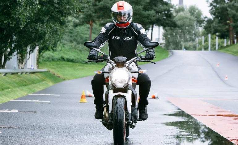 Cuidados com sua Ducati ao pilotar em pista molhada