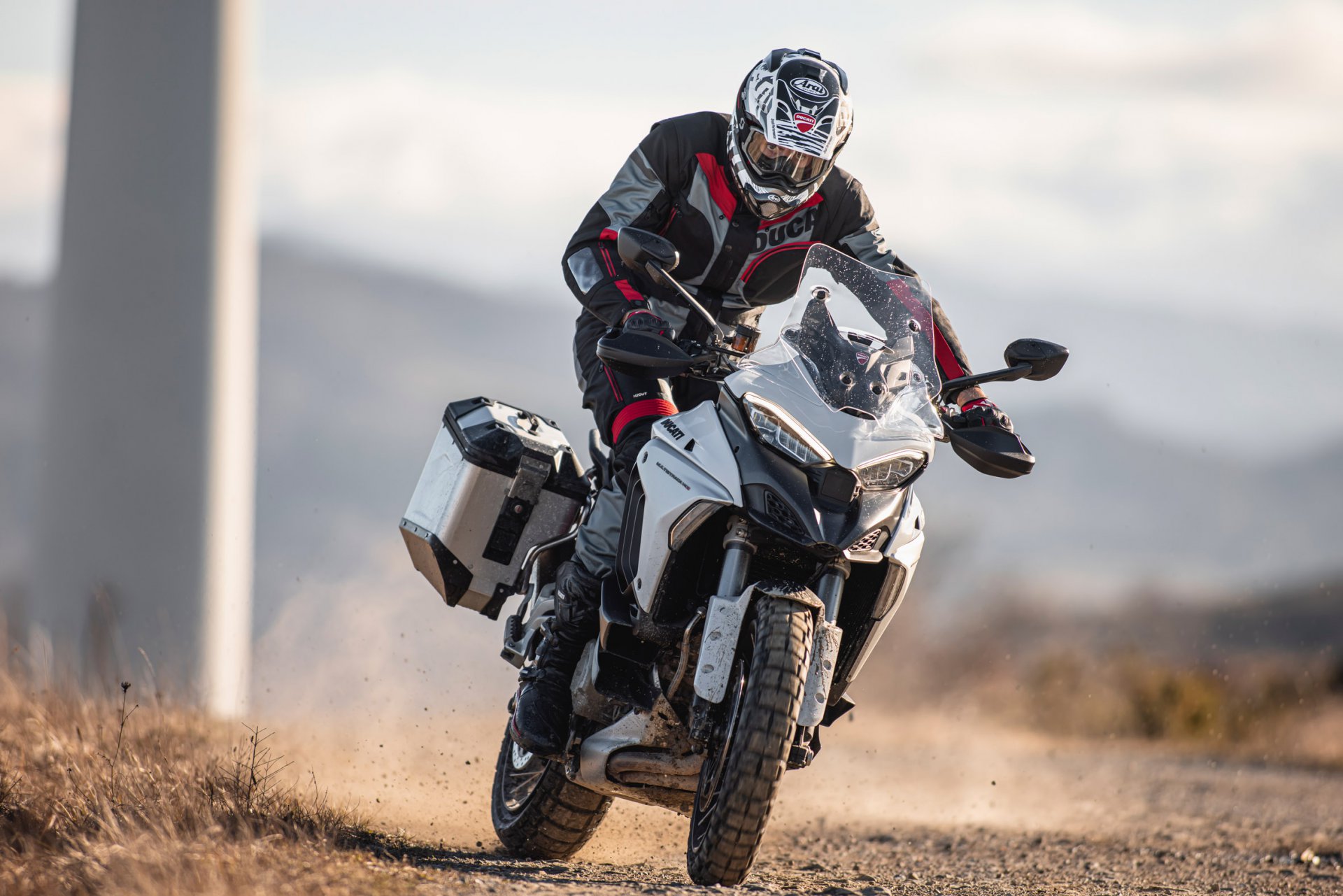 Dica de pilotagem Ducati: como fazer curvas com moto big trail na terra