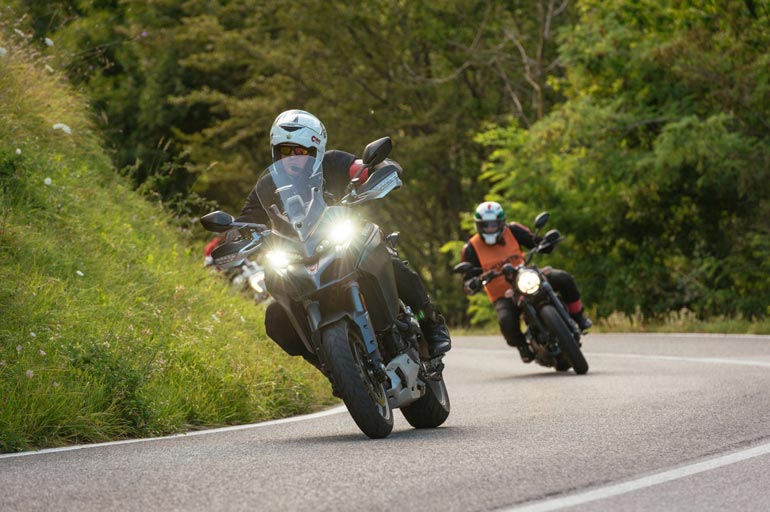 Andar de moto faz bem à saúde: entenda o que acontece com seu corpo quando está sobre sua Ducati